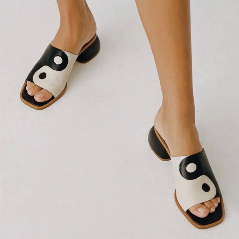 NWT / Brand New - Paloma Wool size 9.5 / 40 Yin Yang “Balance” Sandals